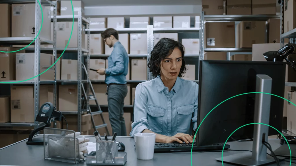 Mulher no depósito da empresa pesquisando no computador o que é Supply Chain