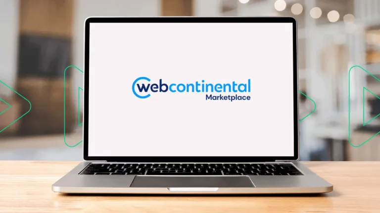 Close-up de um notebook com o logotipo do WebContinental Marketplace na tela