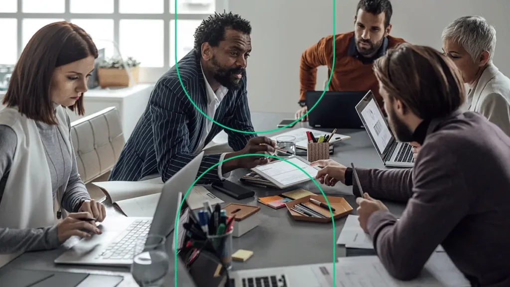 Diversas pessoas discutindo sobre o que é gestão empresarial na sala de reuniões da empresa