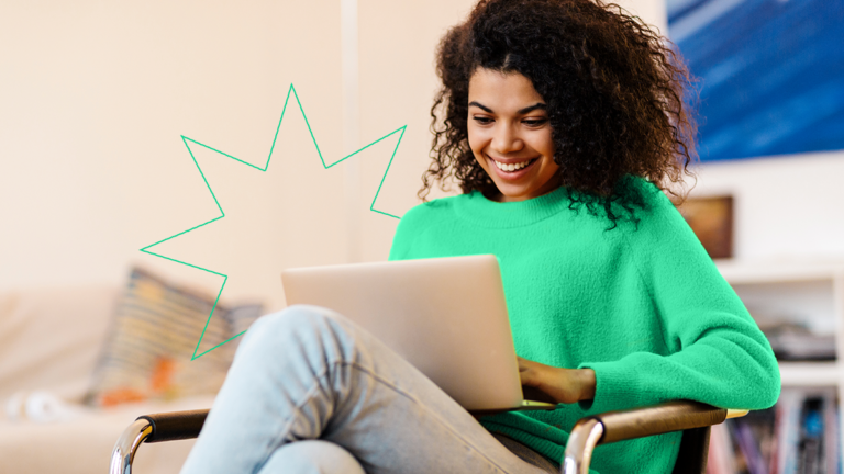 Mulher sentada utilizando o notebook para visualizar o sistema Bling e suas vendas nos marketplaces