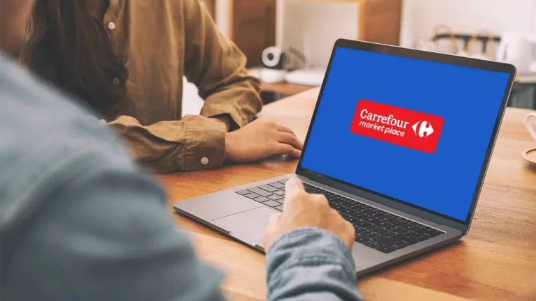 Empreendedores conferindo num notebook o Carrefour Marketplace