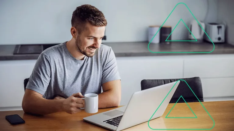 Empreendedor assistindo no seu notebook o webinar sobre como escalar vendas