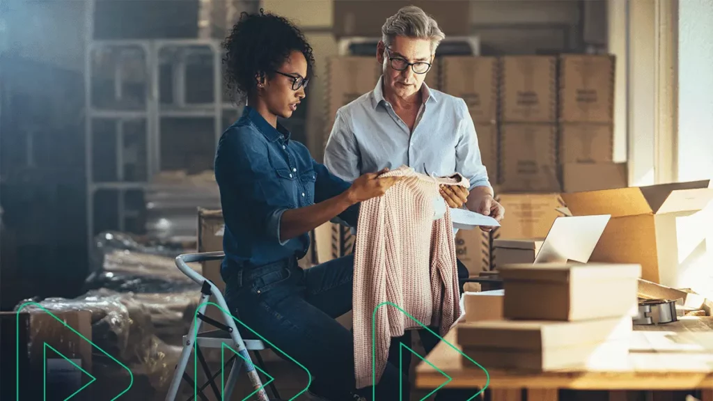 Duas pessoas conferindo mercadorias no depósito do varejo
