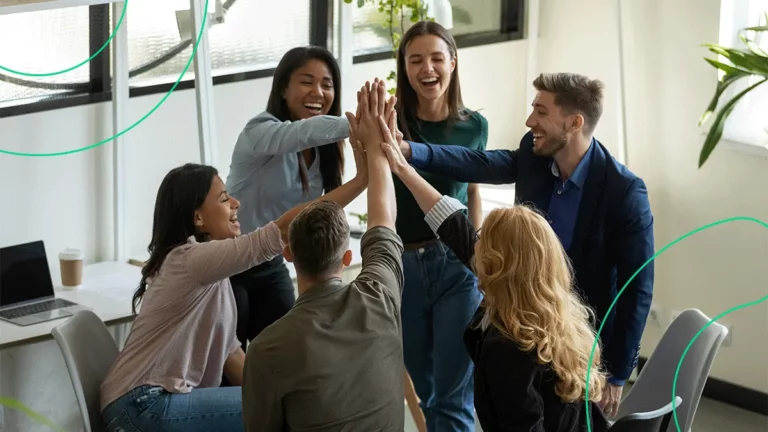 Grupo de pessoas tocando as mãos no alto comemorando os webinars do Bling