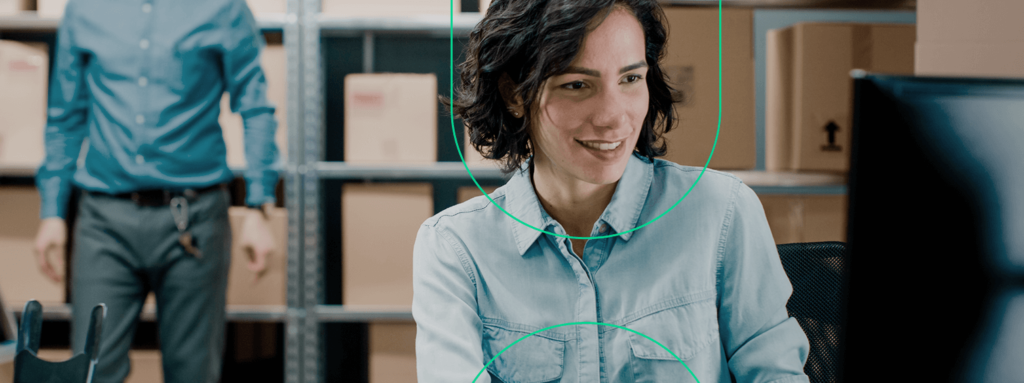 Mulher empresária usando um computador para aprender como vender no Magalu Marketplace