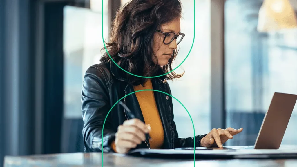 Empreendedora usando um notebook para aprender estratégias para ampliar vendas