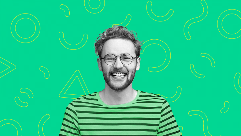 Em um fundo verde, cor do Bling, homem sorri para a câmera, contente com os treinamentos grátis da Black Friday