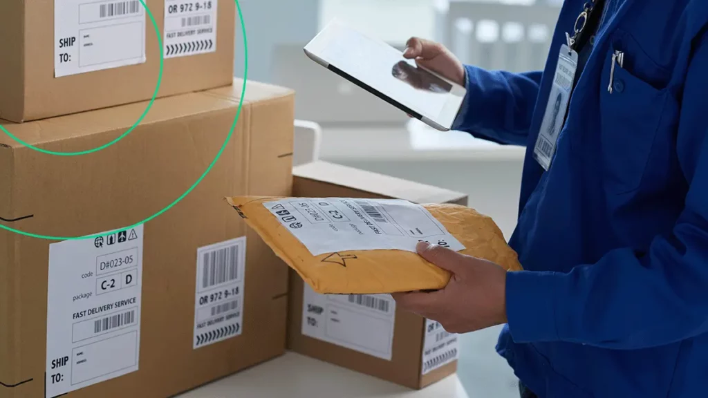 Funcionário conferindo encomendas para despachá-las para a transportadora