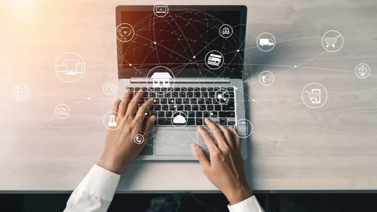 Mãos de uma pessoa usando um notebook com diversos ícones ligados e sobrepostos sobre a imagem, representando a interconectividade das várias funções de um marketplace