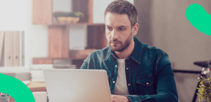 Homem empresário acessando o computador para entender as diferenças entre os certificados A1 e A3