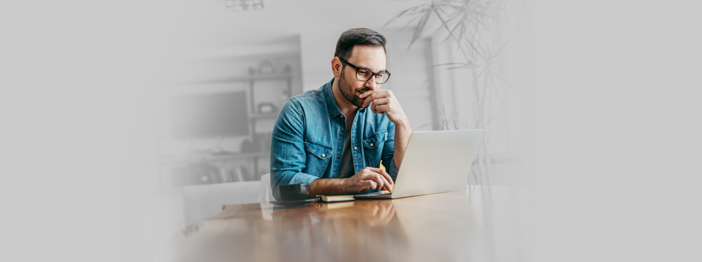 Em seu local de trabalho, empreendedor aprende no computador sobre as funcionalidades da Bling Conta