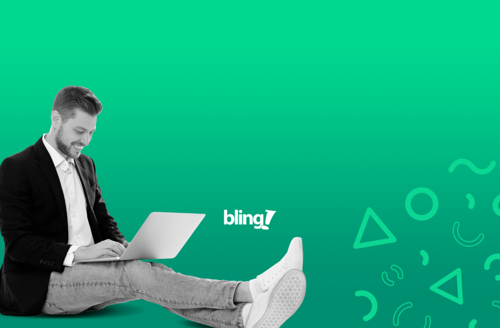 Homem sentado com as pernas cruzadas, conferindo a nova função de Listas de Preços Customizadas do Bling em seu notebook