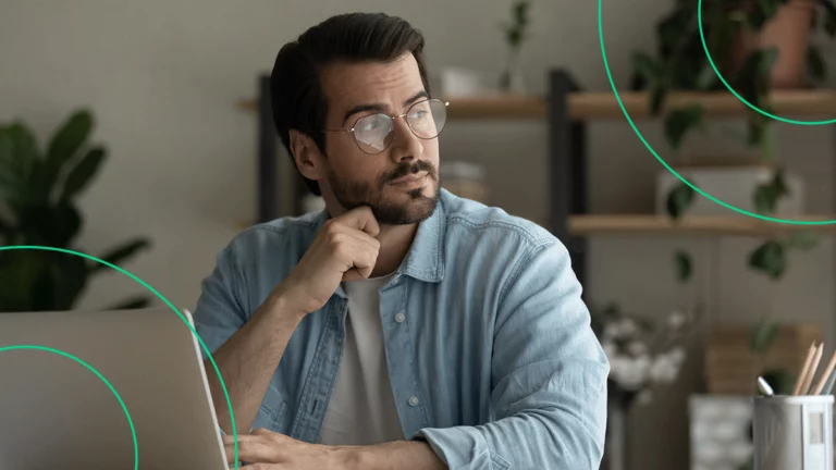 Homem olhando para o lado com expressão reflexiva, pensando sobre o que é GNRE