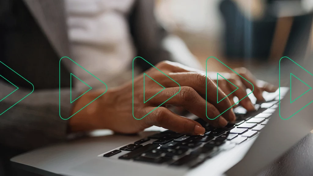 Close-up de mãos digitando em um notebook, pesquisando sobre parceiros de entrega e transporte