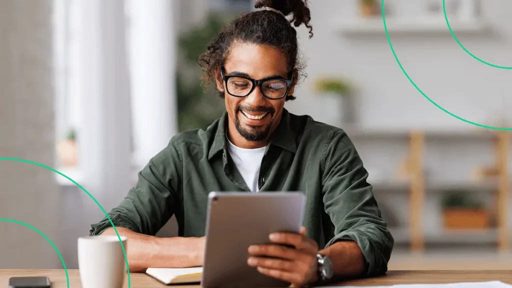 Homem sorrindo enquanto confere as dicas para preparar o Bling para a Black Friday em seu tablet