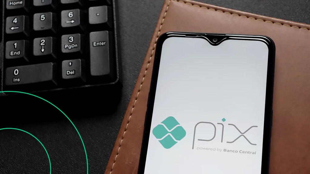 Close-up de um telefone celular com o logotipo do Pix aparecendo na tela