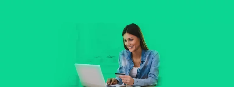 Empreendedora emitindo cupom fiscal em um computador