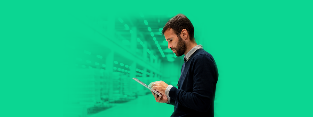 Homem conferindo em seu tablet como está o funcionamento da sua automatização de atendimento pós-vendas