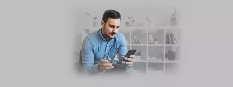 Empreendedor concentrado fazendo o pagamento do DAS pelo celular