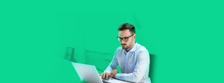 Empreendedor automatizando seus processos de vendas no computador