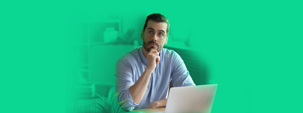 Empreendedor com a mão no queixo, com dúvida sobre se o certificado digital é obrigatório