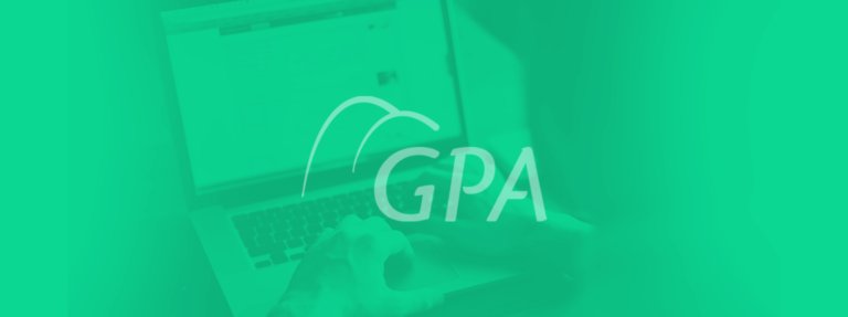 No fundo, foto de uma pessoa usando um notebook, com o logotipo do GPA Marketplace por cima da foto