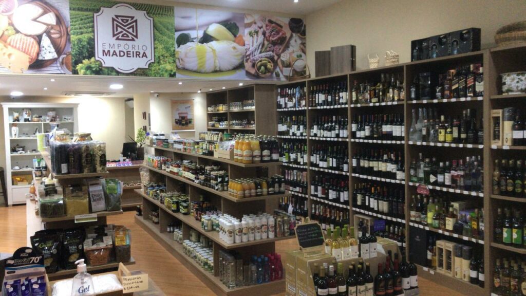 Foto das prateleiras dentro da loja do Empório Madeira, caso de sucesso Bling