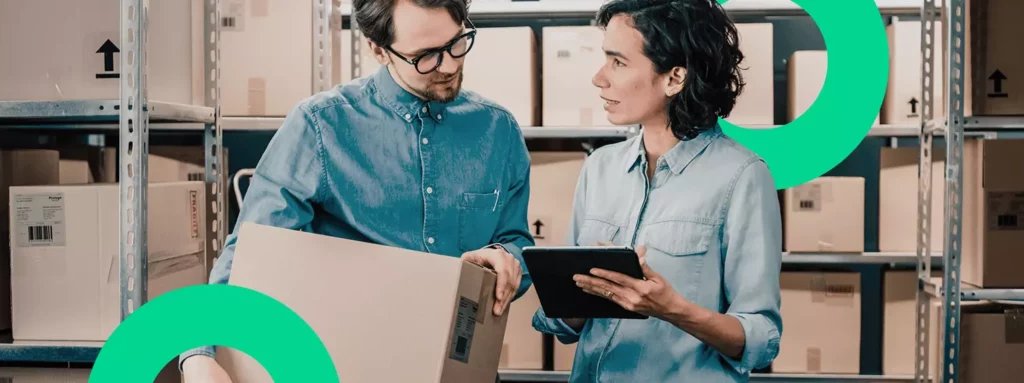 Duas pessoas fazendo o controle logístico na Magalu pelo tablet