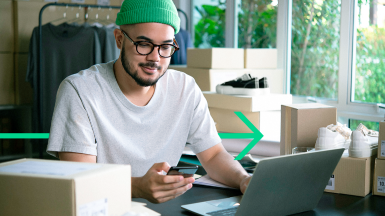 mei emitindo o das via celular sentado em uma mesa