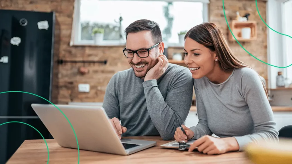 Empreendedores aprendendo no computador o que é a Logística Olist