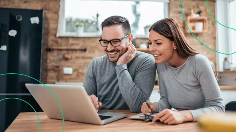 Empreendedores aprendendo no computador o que é a Logística Olist