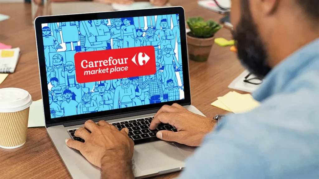 Empreendedor usando seu notebook para conferir o repasse financeiro no Carrefour Marketplace