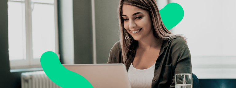 Empreendedora lendo no computador as dicas para destacar seus anúncios