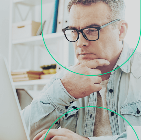 Empreendedor curioso lendo as dicas sobre vender online