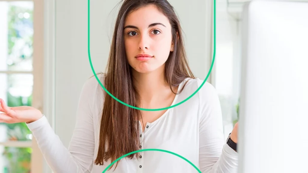 Mulher olhando para a câmera e gesticulando como se estivesse confusa, sem saber o que é figital