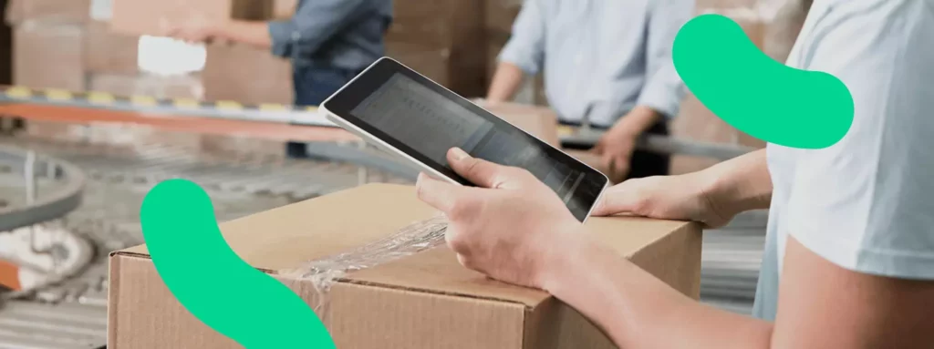 Empreendedor usando tablet para rastrear entregas na Jadlog