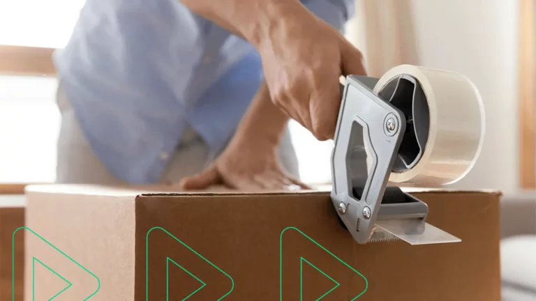 Empreendedor empacotando produto para enviar após troca ou devolução de mercadoria