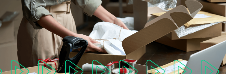 Em seu depósito, empreendedora separa os produtos para enviar pela transportadora