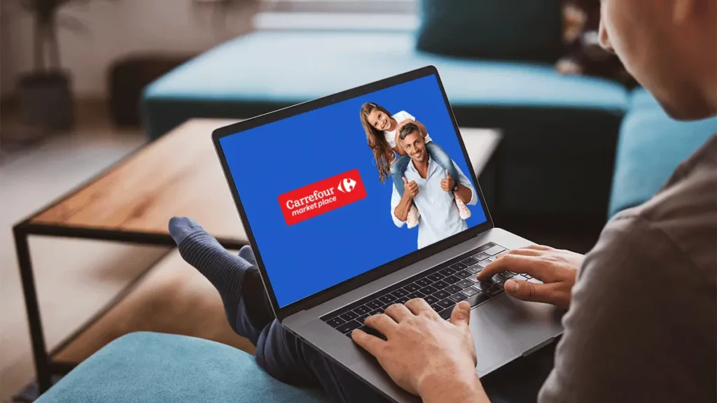 Homem olhando em seu notebook os destaques do Dia dos Pais no Carrefour Marketplace