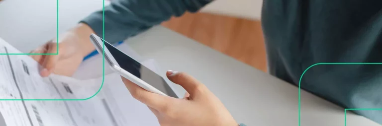 Empreendedor realizando o pagamento de um boleto através do celular