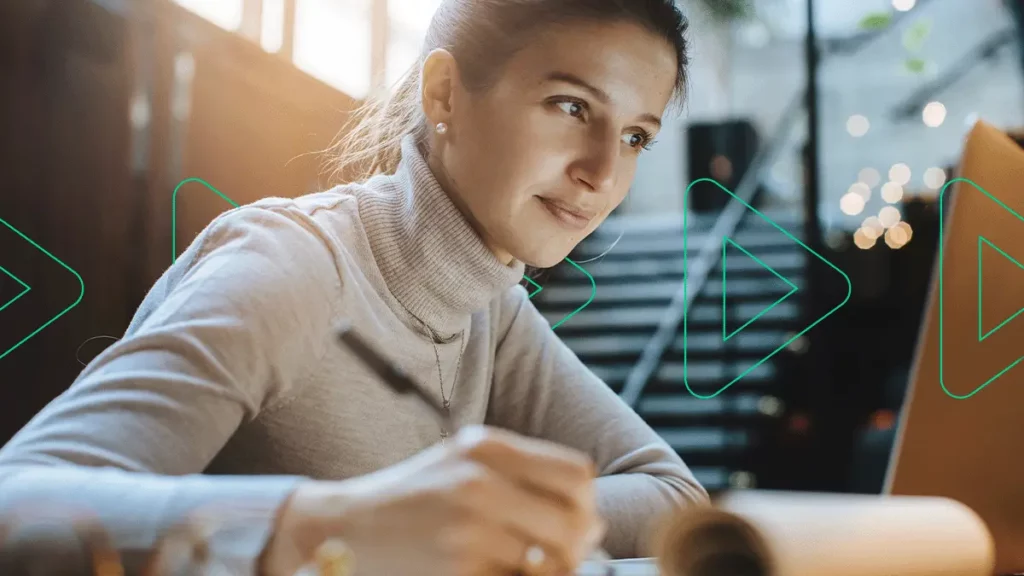 Empreendedora conferindo as estratégias de vendas lucrativas e fazendo anotações em um bloquinho