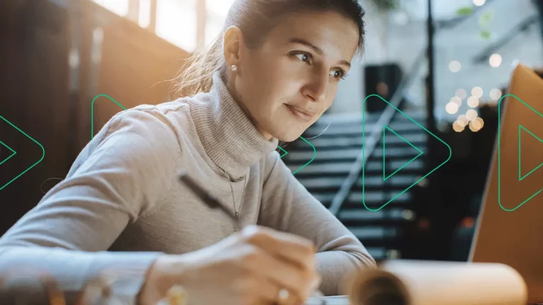 Empreendedora conferindo as estratégias de vendas lucrativas e fazendo anotações em um bloquinho