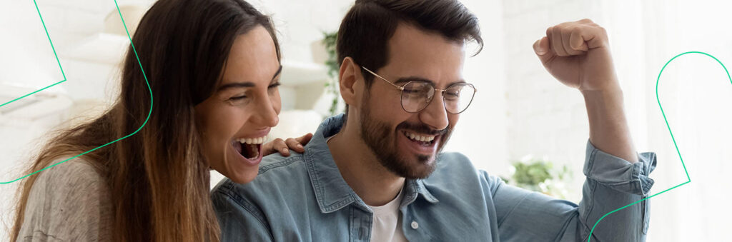 Empreendedor comemorando venda no Submarino Marketplace