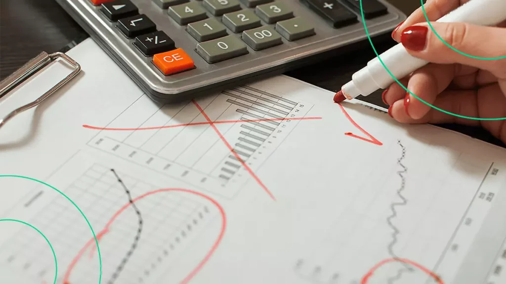 Contador fazendo o cálculo do balanço patrimonial de uma empresa