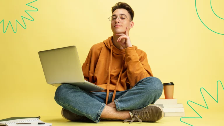 MEI (microempreendedor) sentado com o computador apoiado na perna