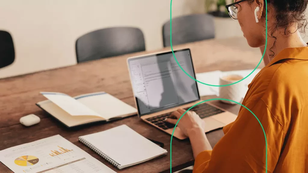 Empreendedora controlando os indicadores financeiros da empresa