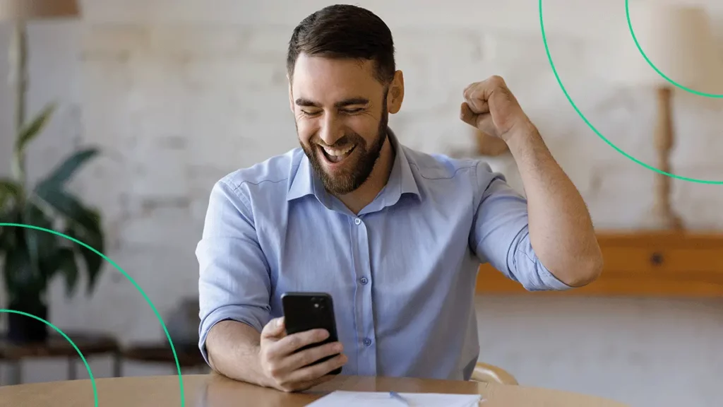 Homem contente comemorando os benefícios oferecidos pelos Parceiros Bling