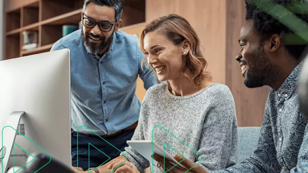 Grupo de funcionários lendo sobre a importância do Back-office