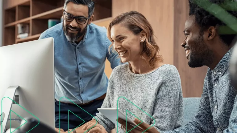 Grupo de funcionários lendo sobre a importância do Back-office