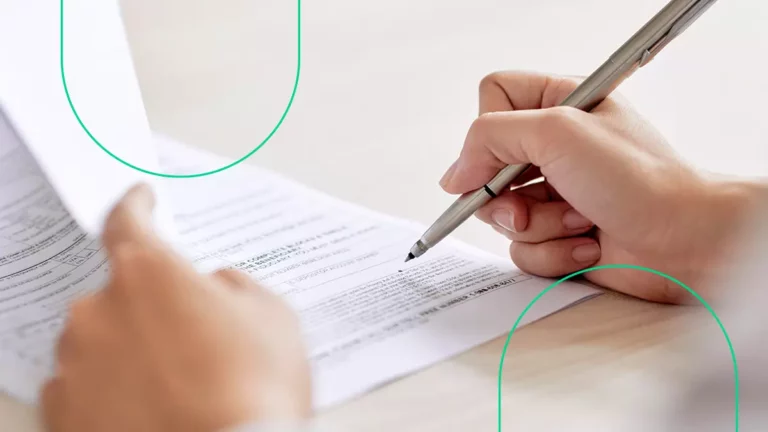 Empreendedor assinando um contrato